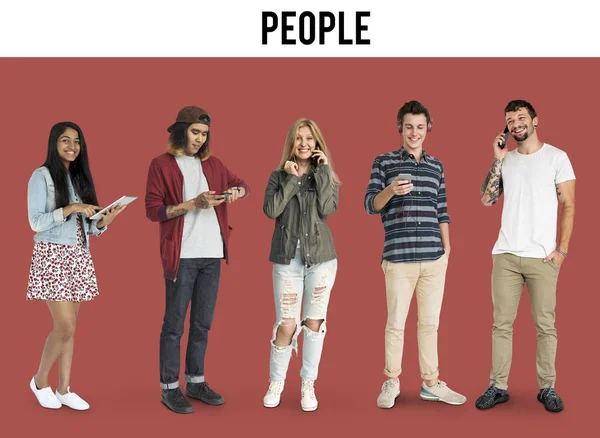 Ποικιλομορφία άτομα στέκεται και τη χρήση κινητών — Φωτογραφία Αρχείου