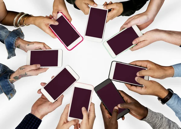 Lidé používající mobilní telefony — Stock fotografie