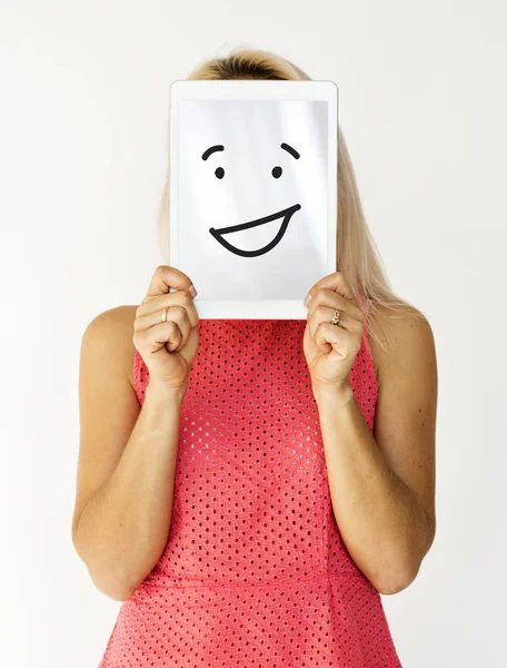 Osoba, pokrývající obličej s digitálním tabletu — Stock fotografie