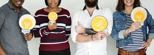 Persone che tengono lampadine di carta — Foto Stock