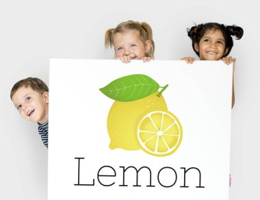 Çocuk afişini saklanıyor