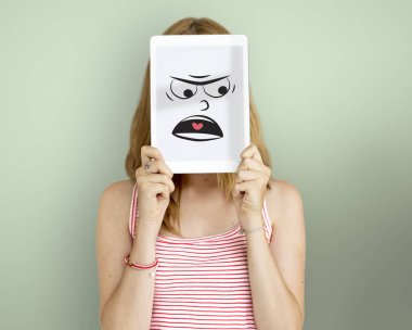 Dijital tablet kapsayan yüz tutan kadın