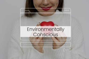 oyuncak kırmızı kalp tutan kadın