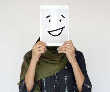 Dijital tablet tutan kadın 