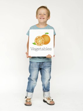 Kağıt afiş tutan çocuk