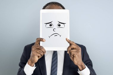 Dijital tablet kapsayan yüz tutan adam