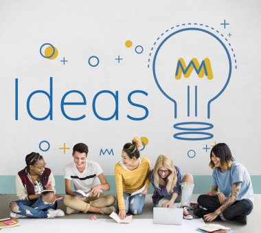 öğrenciler proje üzerinde birlikte çalışma