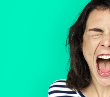 Stüdyoda poz veren güzel bir kadın.