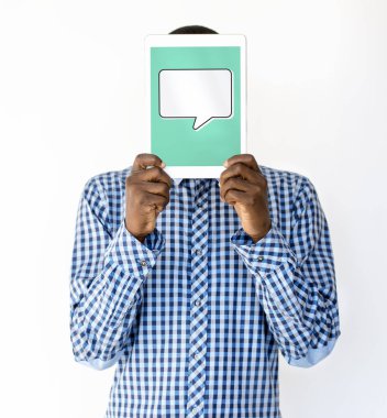 Dijital tablet ile yüz kapsayan kişi