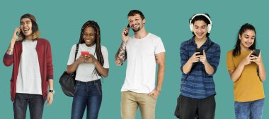 ayakta ve telefon kullanarak çeşitlilik insanlar