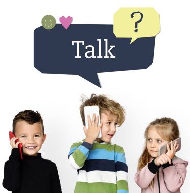 Cep telefonları konuşan çocuklar