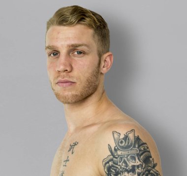 çıplak göğüs ile ciddi adam