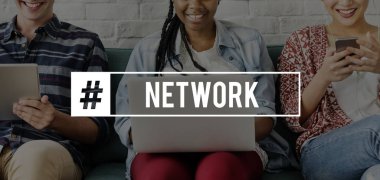 Dijital cihazlar kullanan öğrenciler