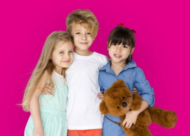 Çocuklar birlikte sarılma