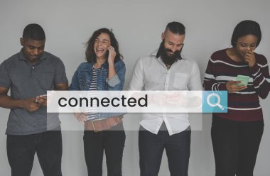 Arkadaşlar dijital cihazlar kullanarak