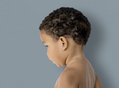 Çıplak göğüs ile küçük çocuk