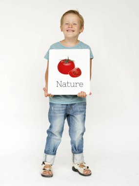 Kağıt afiş tutan çocuk