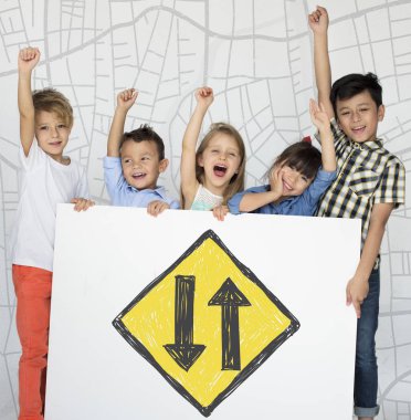 küçük çocuklar afişini holding