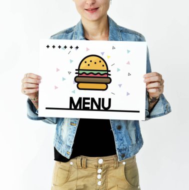 afişini tutan dövmeli kadın