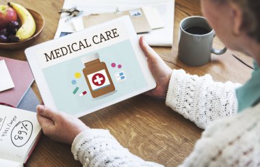 Dijital tablet tutan kadın 