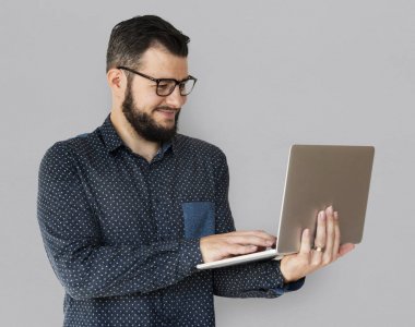 Dizüstü bilgisayar kullanan beyaz adam