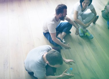 katta oturan insanlar