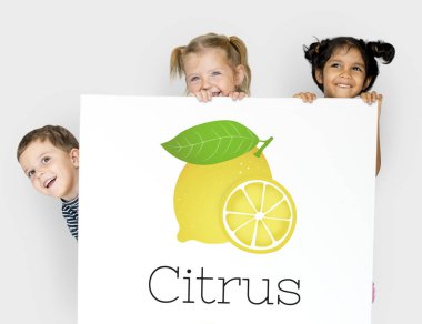 Çocuk afişini saklanıyor