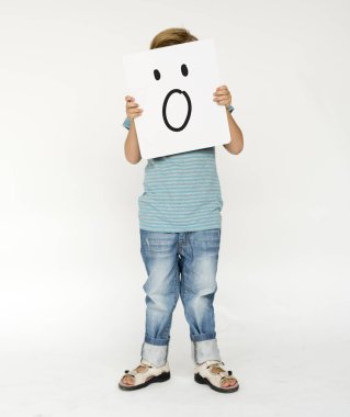 küçük çocuğu kapsayan yüz