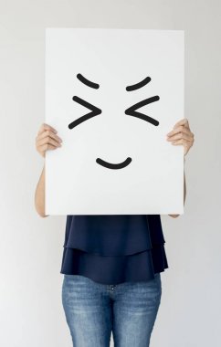 Holding ve afişini gösterilen kişi