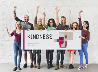 Afişini tutan insanlar