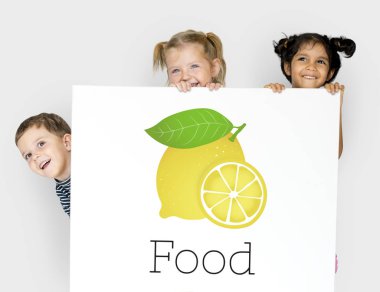 Çocuk afişini saklanıyor