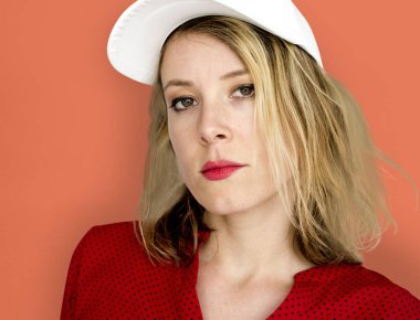 sarışın kadın kırmızı giysili 