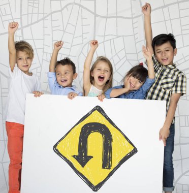 küçük çocuklar afişini holding