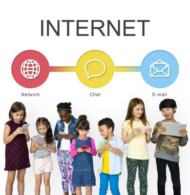 çocuklar dijital cihazlar kullanarak