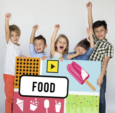 küçük çocuklar afişini holding