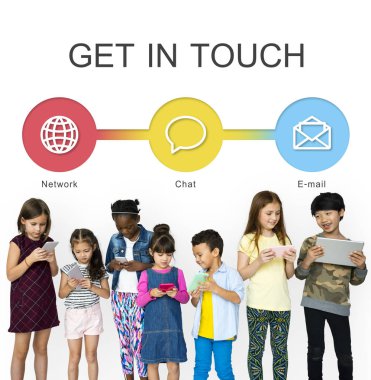 çocuklar dijital cihazlar kullanarak