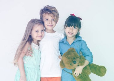 Çocuklar oyuncak ayı ile ayakta