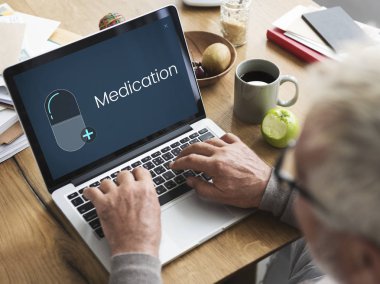 dizüstü bilgisayar kullanan kıdemli yetişkin adam