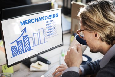 Bilgisayarda çalışan adam  