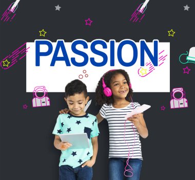 çok etnik gruptan oluşan çocuklar dijital cihazlar kullanarak