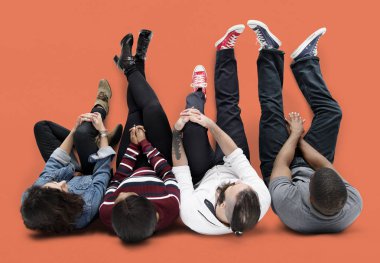 katta oturan insanlar 