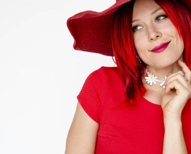 kadın giyiyor kırmızı peruk