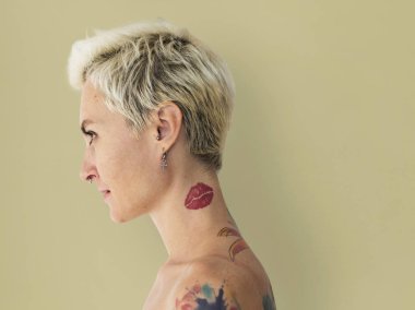 kısa sarı saçlı kadın