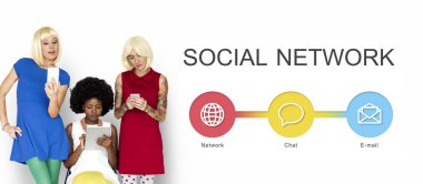 Dijital cihazlar kullanarak kadınlar