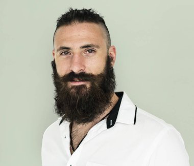 Studio poz sakallı yetişkin adam