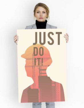 İş kadını afişini tutar 