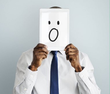 Dijital Tablet ile yüz kapsayan iş adamı