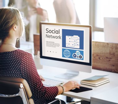 Bilgisayarda çalışan iş kadını 