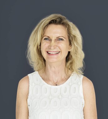 bir stüdyo çekimi sarışın kadın