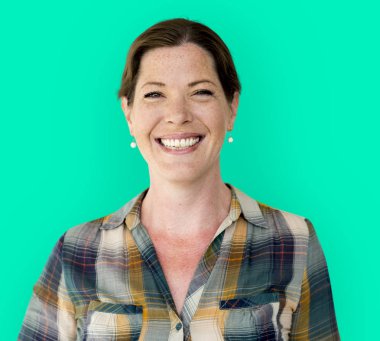 Olgun kadın gülümsüyor 